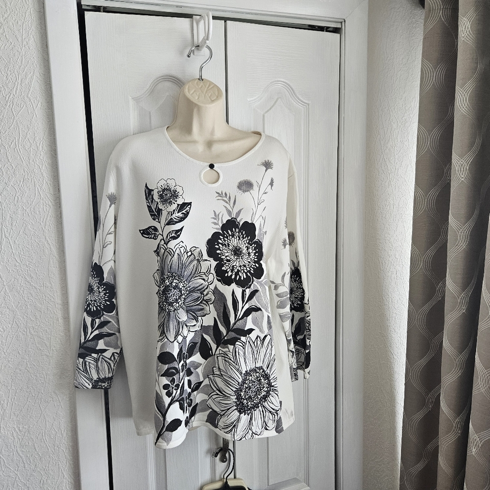 Beautiful Alfred Dunner Monochrome Floral Long Sleeve Top Sz 2X - Picture 4 of 10
